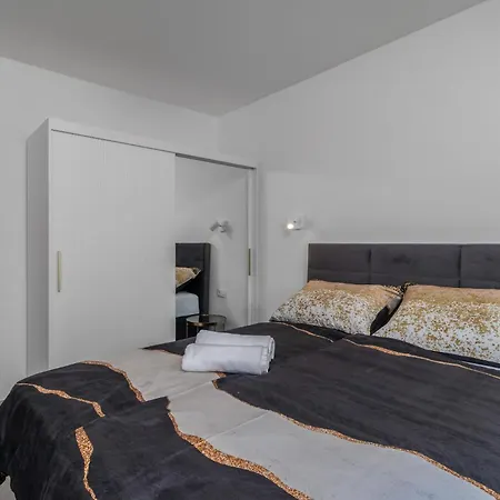 Apartament Amazing In With Swimming Pool