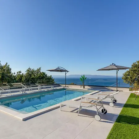 Apartmán Amazing In With Swimming Pool